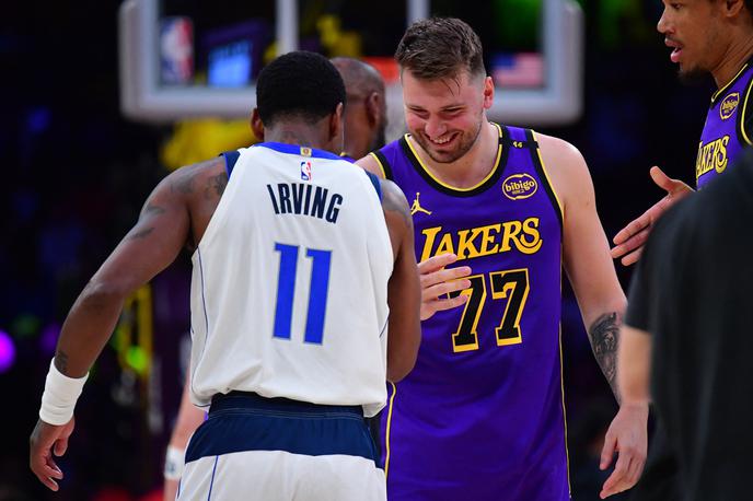 Luka Dončić Kyrie Irving | Luka Dončić in Kyrie Irving sta se prijateljsko pozdravila že pred srečanjem. | Foto Reuters