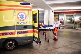 Na ljubljanski urgenci zaradi padcev precej več dela