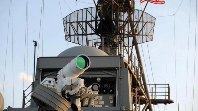 Ameriška mornarica je v Perzijskem zalivu ob obali Irana že konec leta 2014 uspešno demonstrirala uničevalno moč in izjemno natančno merjenje laserskega orožja, ki naj bi bilo "pripravljeno na boj". | Foto: 