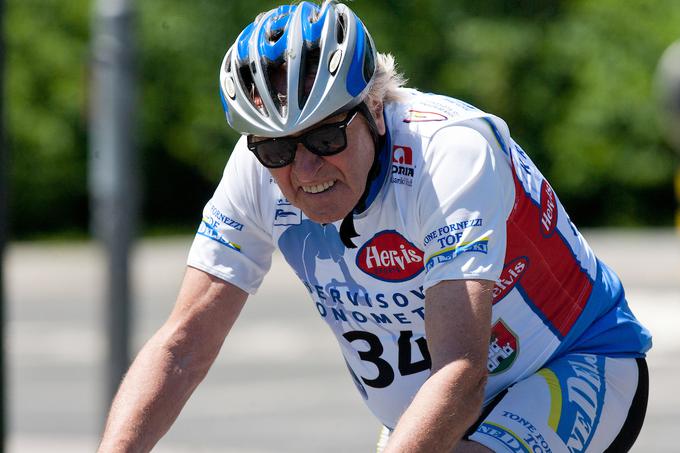 84-letni Tone Fornezzi Tof, pobudnik maratona Franja, še vedno kolesari. Včeraj se je z udeleženci družinske Franje zapeljal s ponyjem, danes je prireditev spremljal kot sodelavec Nedeljskega dnevnika. | Foto: Sportida