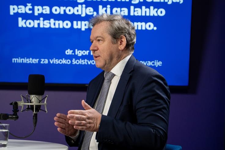 Papič pojasni, da so bili veliki ponudniki umetne inteligence presenečeni nad idejo državne licence in platforme za celotno državo – takšnega poslovnega modela niso predvidevali, kar je Slovenijo postavilo v vlogo zanimivega testnega primera. | Foto: Liam Toni Šironjič