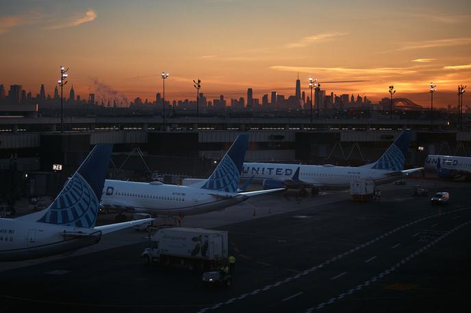 letališče Newark Liberty | Ameriška uprava za varnost v zračnem prometu (FAA), ki je ugotovila, da ne more zagotoviti varnosti ob polni obremenitvi prometa, je zato ukazala postopno zmanjševanje števila letov na 40 največjih letališčih v ZDA. Prihodnji petek naj bi tako delež odpovedanih letov znašal že deset odstotkov.  | Foto Guliverimage