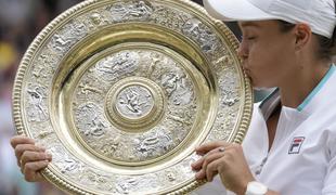 Bartyjeva prvič slavila v Wimbledonu