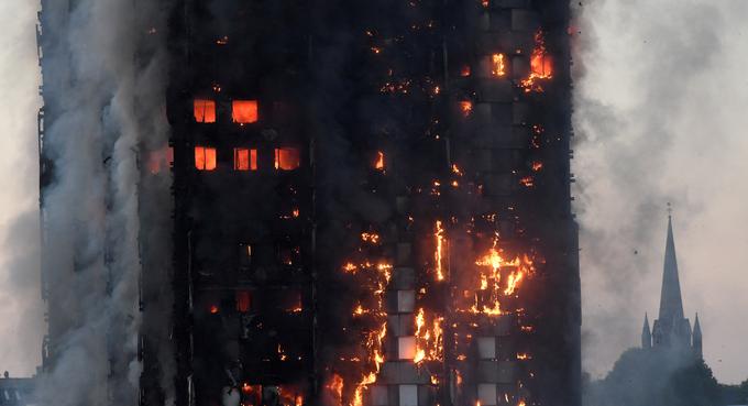 Požar v stolpnici Grenfell Tower.  | Foto: Reuters