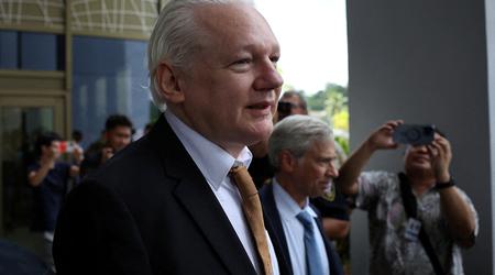 Julian Assange pred ameriškim sodiščem priznal krivdo in odpotoval domov