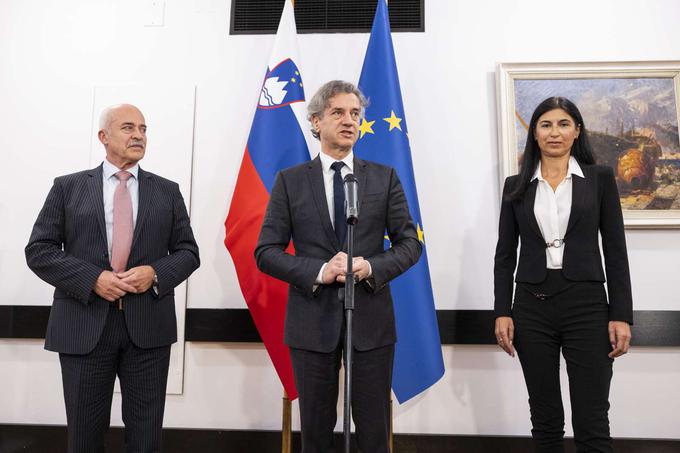 Predsednik vlade Robert Golob, predsednica strateškega sveta za prehrano Nataša Fidler Mis in član sveta Ivan Eržen po prvi seji sveta januarja letos | Foto: STA/Katja Kodba