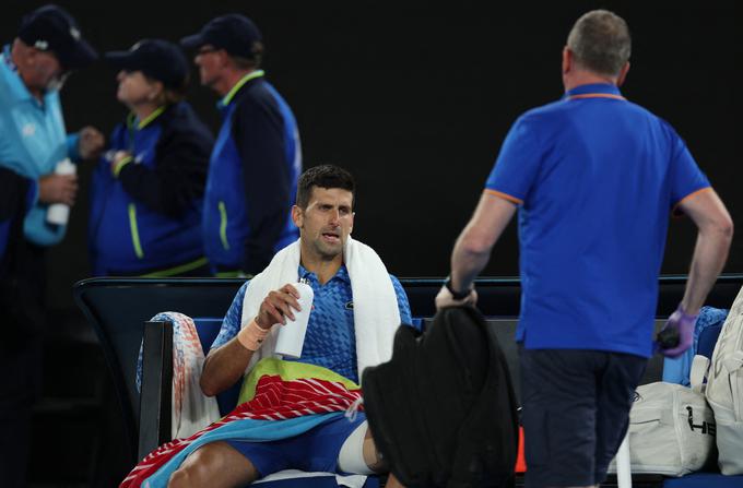 Novak Đoković je večkrat prosil za zdravniško pomoč. | Foto: Reuters