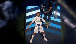 Zidana metali v zrak, Ronaldo prepeval z novo pričesko #video