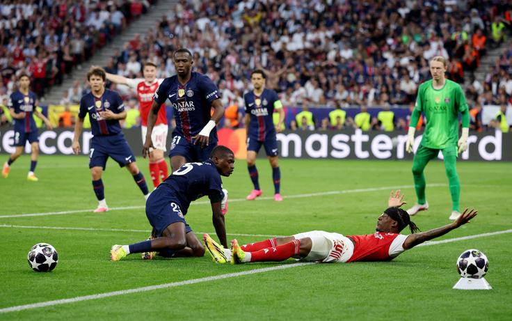 Arsenal v podaljšku ni dobil 11-metrovke. | Foto: Reuters