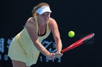 Po Kaji Juvan isti par izločil še Veroniko Erjavec