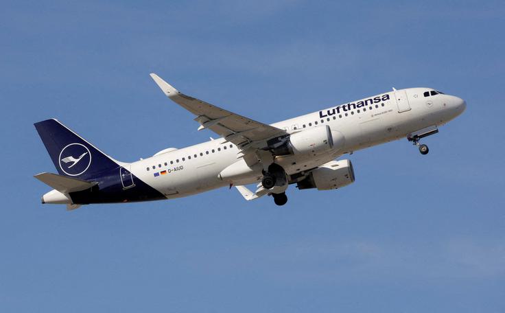 V Lufthansi so storitve na Bližnjem vzhodu za zdaj ukinjene do konca parila, hongkonški Cathay Pacific pa je napovedal, da bodo povezave z Dubajem in Riadom odpovedane do konca maja. | Foto: Reuters