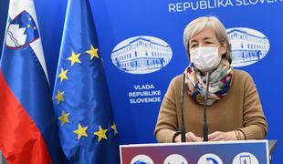 V Sloveniji 17 prijav resnih neželenih dogodkov po cepljenju #video