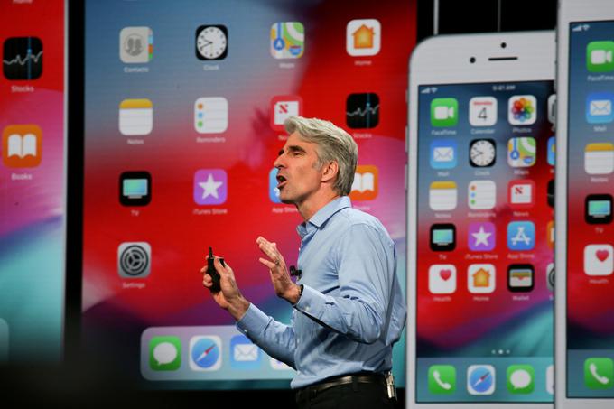 Večino novih funkcij, ki jih lahko letos jeseni pričakujejo uporabniki pametnih telefonov iPhone, je predstavil Craig Federighi, ki pri Applu vodi razvoj operacijskega sistema iOS. | Foto: Reuters