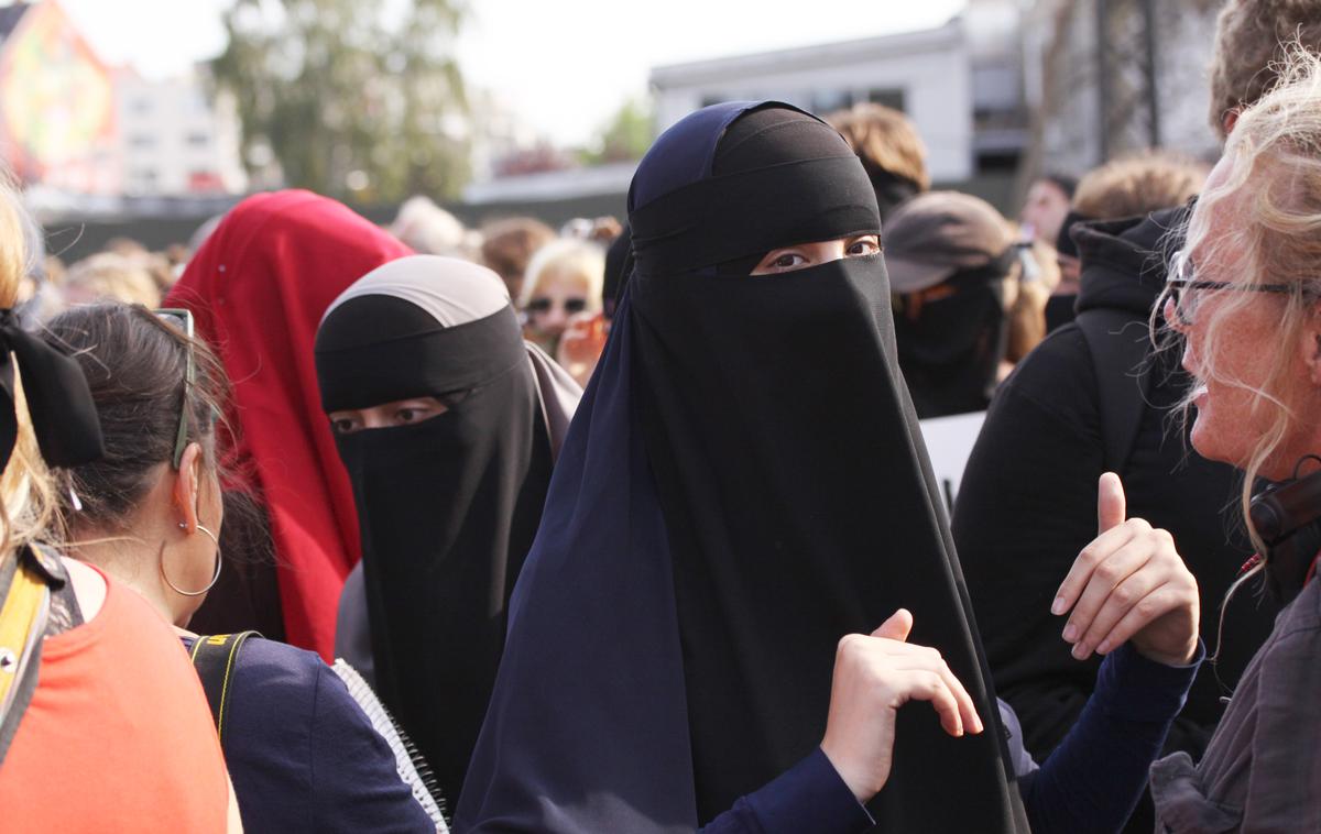nikab | V Sloveniji burka in nikab nista zakonsko prepovedana, so pa bili v preteklosti politični poskusi, da bi se prepoved zakrivanja na javnih mestih uvedla. Glavni argumenti so bili varnostni in kulturni razlogi, čeprav smejo policisti od zakrite ali zamaskirane osebe že po sedanji zakonodaji zahtevati, da se odkrije, zato da lahko nedvomno ugotovijo njeno identiteto, kot poudarjajo nasprotniki prepovedi.  | Foto Shutterstock
