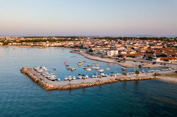 Otok Vir, Hrvaška | Otok Vir je bil še pred dobrim desetletjem za mnoge turiste, ki so prisegali na Krk, Pag, Hvar, Korčulo, razmeroma obskurna dopustniška točka, v zadnjih letih pa je postal ena najbolj obleganih obmorskih destinacij na Hrvaškem. | Foto Shutterstock