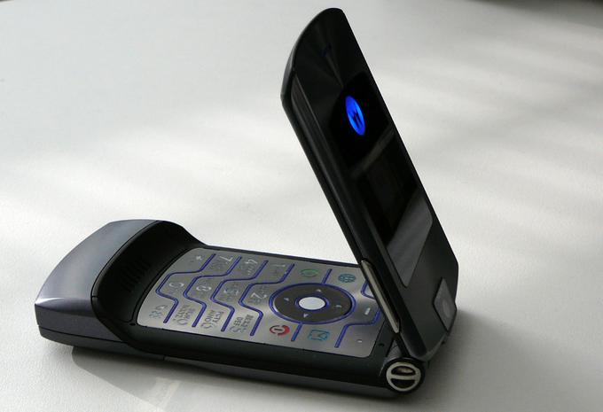 Motorola Razr V3i, ena od različic najbolje prodajanega preklopnega mobilnega telefona vseh časov. V Sloveniji je bilo leta 2005 v prodaji brez vezave zanj treba odšteti 129.900 tolarjev, kar je približno 540 evrov. | Foto: Thomas Hilmes/Wikimedia Commons