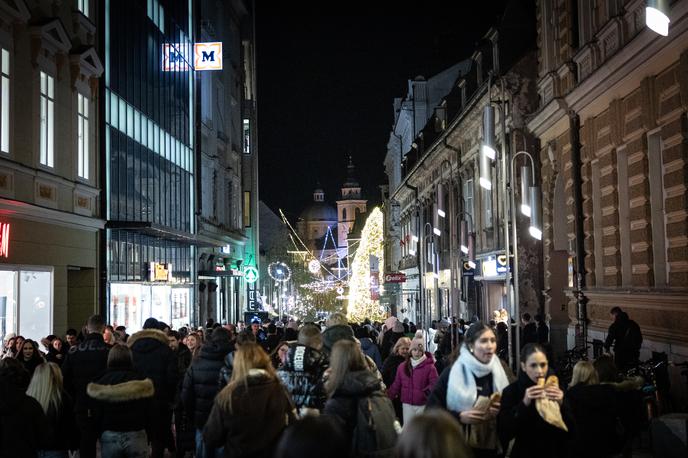 Prižig lučk Ljubljana 2025 | V medletni primerjavi je bila rast največja v zdravstvu in socialnem varstvu, in sicer 3,4-odstotna, sledilo je izobraževanje z 1,4 odstotka. Po drugi strani se je število delovno aktivnih najizraziteje zmanjšalo v predelovalnih dejavnostih, namreč za 1,8 odstotka, ter trgovini, vzdrževanju in popravilu motornih vozil, in sicer za 0,9 odstotka. | Foto Gaja Hanuna