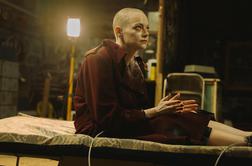 Bugonia: zvezdnica Emma Stone, kot je še niste videli