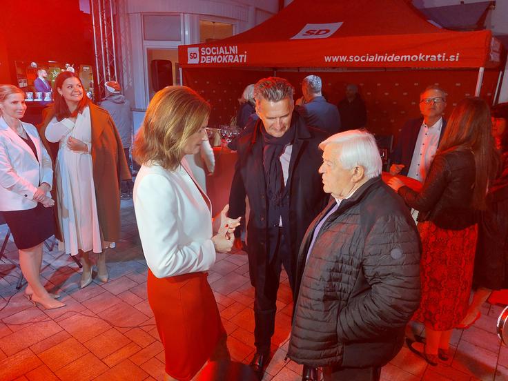 Milan Kučan z na volitvah precej potolčeno Tanjo Fajon in Milanim Cviklom | Foto: Siol.net/ A. P. K.