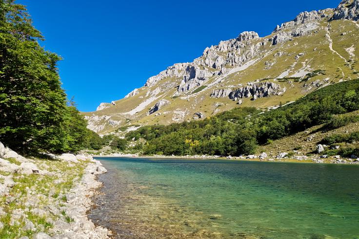 Veliko Škrčko jezero je med največjimi in najlepšimi v Durmitorju, dolgo je pol kilometra. | Foto: Matej Podgoršek
