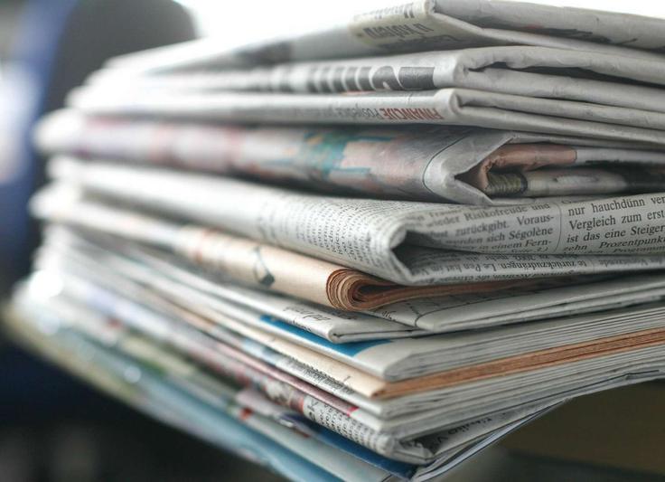Tiskani mediji so se v konkurenci z internetnimi mediji znašli v težavah tudi zaradi drage distribucije njihovih edicij. Novi zakon naj bi jim zdaj omogočil državno pomoč za "digitalni prehod". | Foto: STA/Katja Kodba