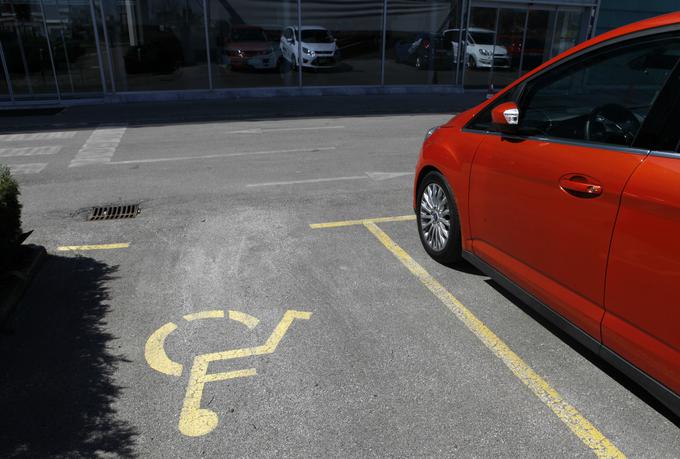 Več kot polovica članov Zveze paraplegikov Slovenije opaža, da so invalidska parkirna mesta pogosto zasedena oziroma sploh niso na voljo. | Foto: STA ,