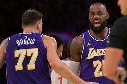 LeBron James ni mogel zadržati smeha #video