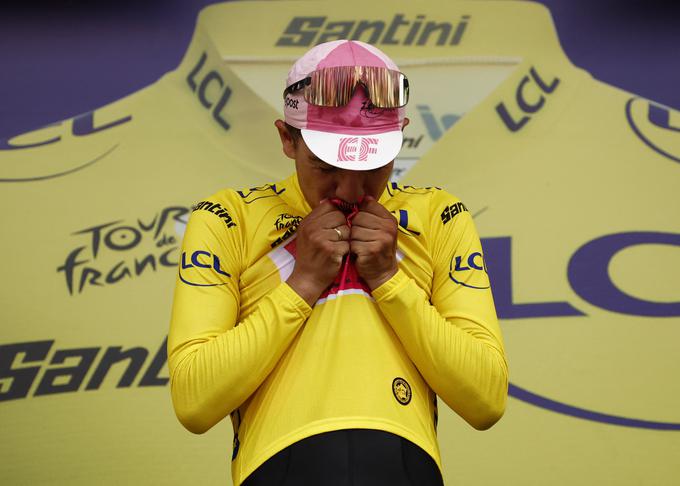 Richard Carapaz je prvič v karieri oblekel rumeno majico vodilnega na dirki Tour de France. | Foto: Reuters