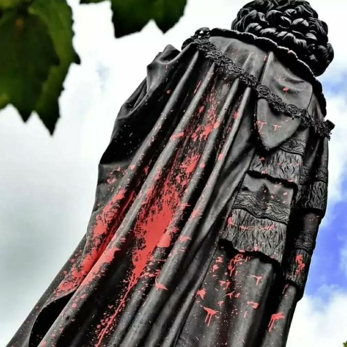 Vandali so kip nekdanje predsednice vlade premazali z rdečo barvo. | Foto: Twitter/Daily Loud
