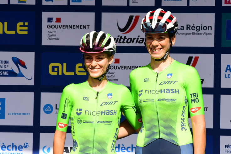 Z Urško Žigart na startu Evropskega prvenstva 2025, ki je bilo zadnje veliko tekmovanje v karieri Eugenije Bujak. | Foto: Reuters