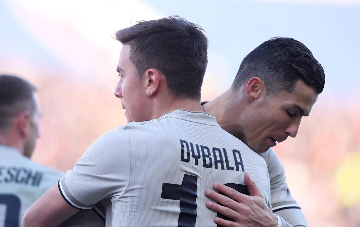Paulo Dybala | Veselje strelca Paula Dybale in Cristiana Ronalda ob edinem golu Juventusa v Bologni. | Foto Reuters