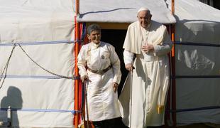 Papež na obisku v državi, v kateri živi le okoli 1.500 katolikov