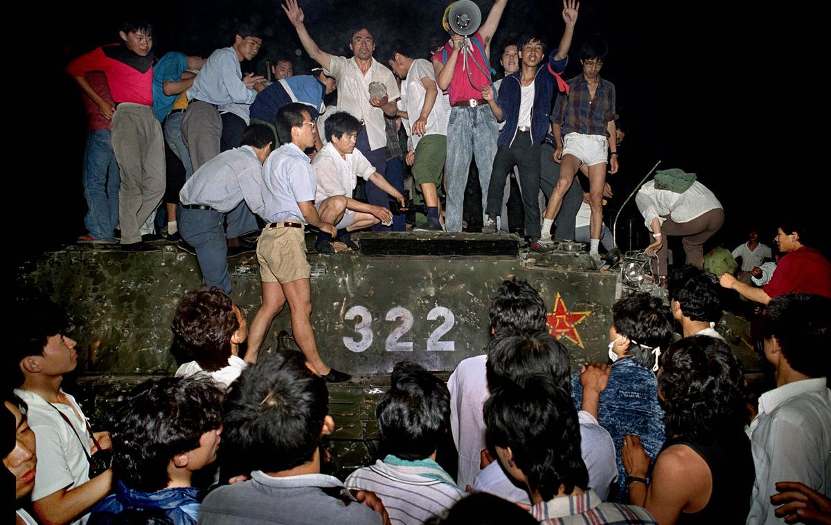 Trg nebeškega miru, Peking, 4. junij 1989 | Na Trgu nebeškega miru so kitajske oblasti 4. junija 1989 z vojsko in tanki zaustavile večtedenske shode ljudi, ki so zahtevali politične spremembe in odpravo korupcije. Po uradnih podatkih kitajskih oblasti je bilo ubitih 241 ljudi, od tega 36 študentov, medtem ko oporečniki trdijo, da je bilo ubitih več tisoč. | Foto Guliverimage