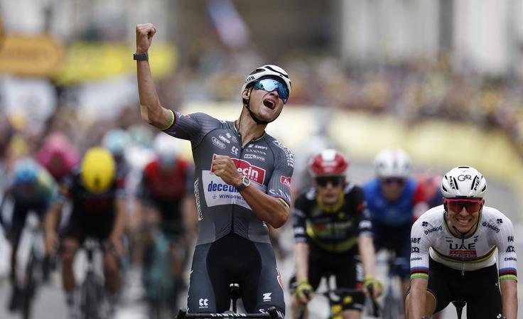 Mathieu van der Poel je Pogačarja premagal na letošnji dirki Pariz - Roubaix. | Foto: Reuters