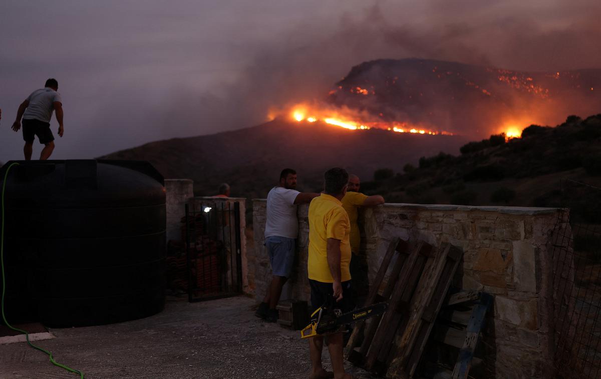 Atene, Grčija, požar | V Grčiji razmere niso več tako dramatične kot minule dni, vendar se gasilci, prostovoljci in domačini še naprej borijo s številnimi požari po državi.  | Foto Reuters