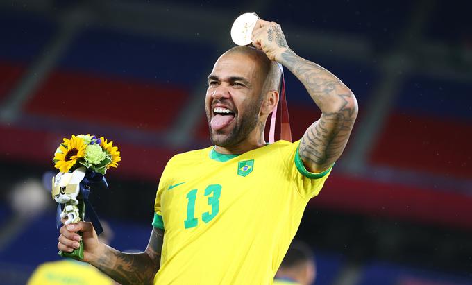 V zelo uspešni karieri je Alves osvojil 42 lovorik, vključno s tremi naslovi lige prvakov z Barcelono in dvema pokaloma južnoameriškega prvenstva z Brazilijo. | Foto: Reuters