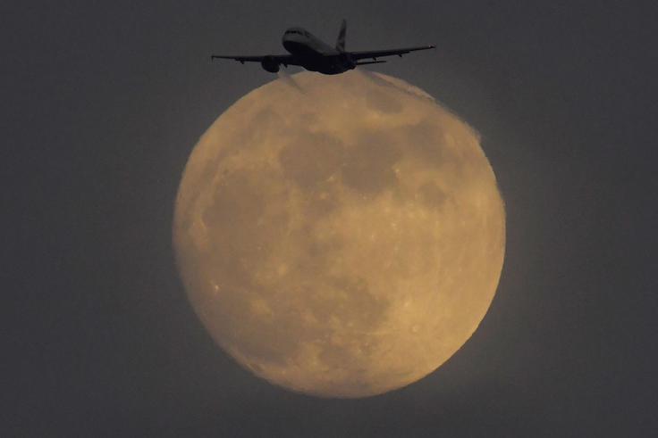 Superluna in potniško letalo ob vzletu, 30. januar 2018 | Foto: Reuters