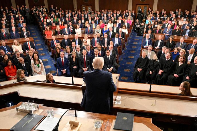 Trumpov govor | "Pred letom dni smo bili mrtva država, zdaj smo najbolj vroča država od vseh na svetu," je med drugim dejal predsednik države, ki je v prvem letu dni njegovega vladanja doživela šestodstotni padec turističnih obiskov iz tujine. Govoril je tudi o 18 tisoč milijardah dolarjev (15.256 milijardah evrov) novih naložb in osmih končanih vojnah. Dejal je še, da v Ukrajini vsak mesec umre 25 tisoč vojakov. | Foto Reuters