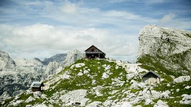 Koča z izjemnimi razgledi, ki letos spet privablja več tujcev kot Slovencev