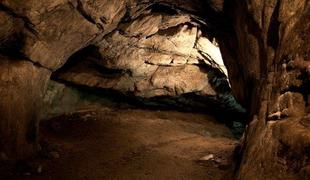 Na Velebitu rešujejo poškodovanega speleologa