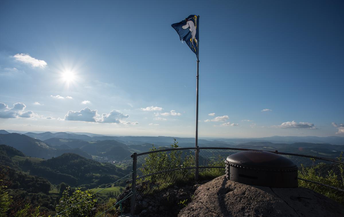 Švica vojska bunker | Želja oboroženih sil je, da ohranijo obstoječo infrastrukturo in jo nadgradijo za sodobno obrambo. Poziv je izrecno namenjen zagonskim podjetjem in univerzam ter ni omejen na vojaške rešitve. | Foto Shutterstock
