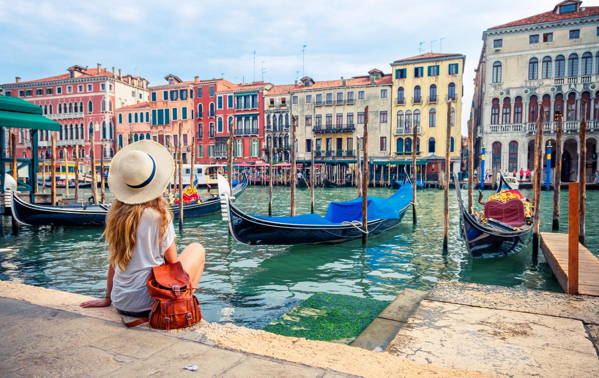 Benetke, Italija, turistka | Središče Benetk ima manj kot 50 tisoč stalnih prebivalcev, na vrhuncu sezone pa je lahko v njem več kot dvakrat toliko turistov. | Foto Shutterstock