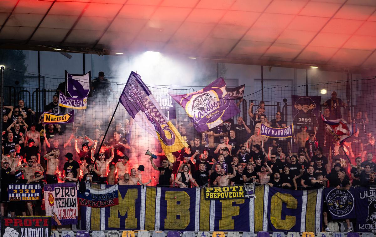 NK Maribor, navijači, viole | Zaradi nešportnega in neprimernega vedenja navijačev bodo morali vijoličasti v blagajno NZS prispevati 2900 evrov. | Foto Jure Banfi