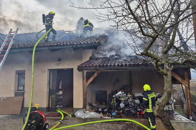 Požar | Ogenj je povsem uničil mansardo in ostrešje objekta. | Foto Gasilska zveza Žalec