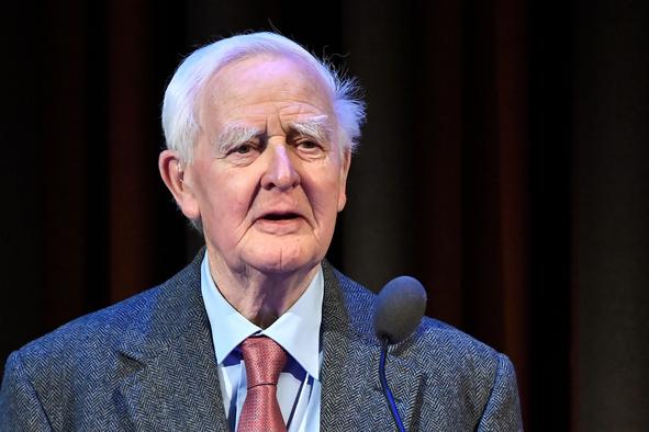 Umrl je John le Carré, avtor svetovno znanih vohunskih romanov