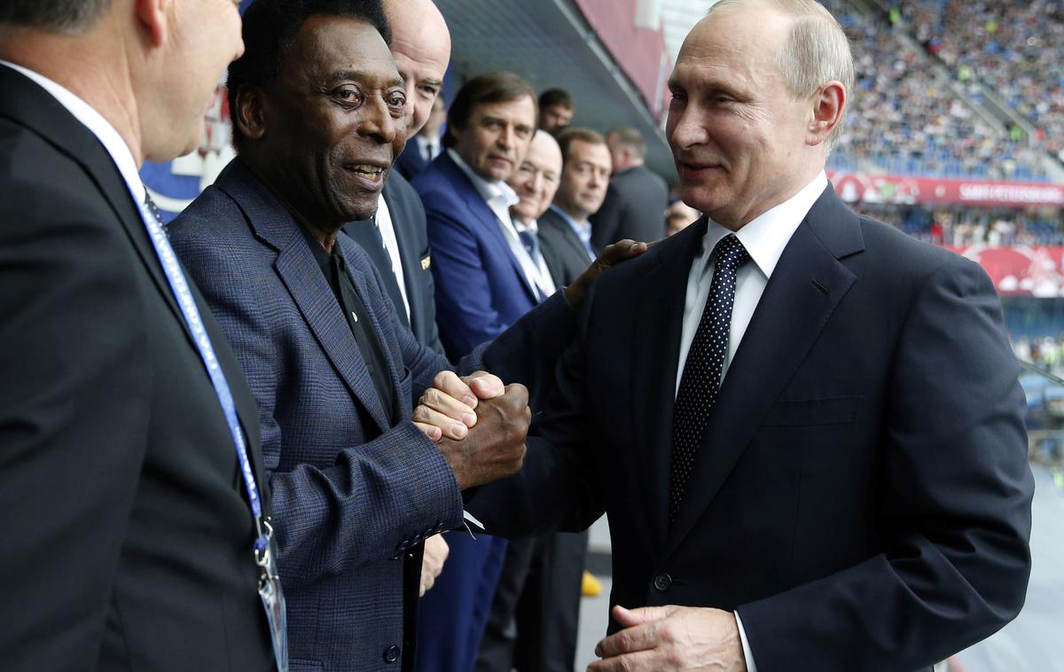 Pele Putin | Tako sta se rokovala Pele in Vladimir Putin pred petimi leti na tekmi pokala konfederacij v Rusiji. | Foto Reuters