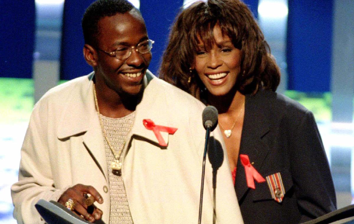 Bobby Brown Whitney Houston | Bobby Brown in Whitney Houston sta bila poročena med letoma 1992 in 2007. Ona je leta 2012 umrla zaradi prevelikega odmerka mamil, tri leta pozneje pa je zaradi smrtonosne kombinacije opojnih substanc umrla njuna hči Bobbi Kristina. | Foto Reuters