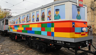 Prvi na svetu: v Budimpešti zgradili tramvaj iz 1,8 milijona lego kock #video