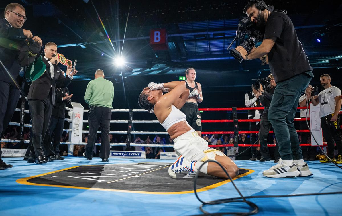 Cecilia Braekhus Ema Kozin | Po zmagi je padla na kolena. Ob slovesu od športa so jo preplavila čustva. | Foto Guliverimage