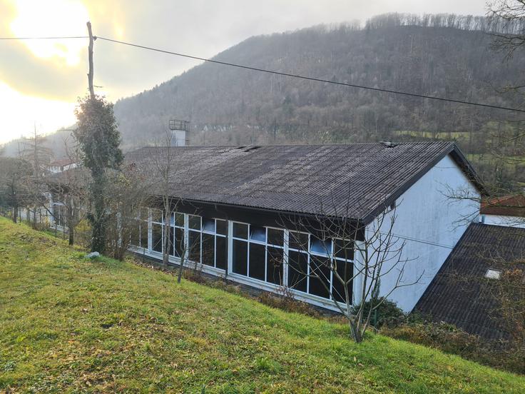 Pouk razredne stopnje poteka normalno, saj je v ločeni stavbi, še poroča Delo. | Foto: STA